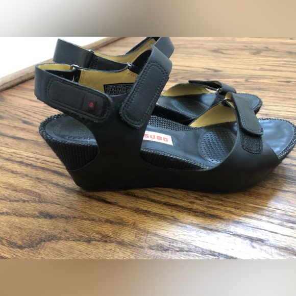 Tsubo Leather Wedge Sandals Size 6.5 Velcro Straps - Picture 3 of 8